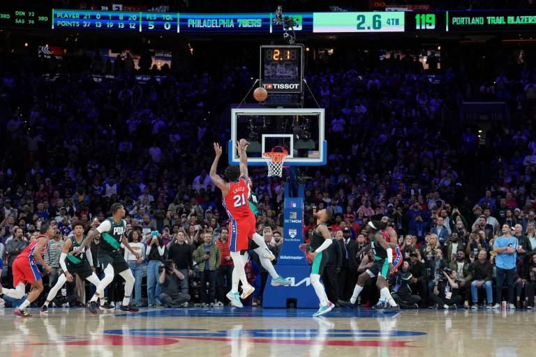 Joel Embiid se viste de héroe en triunfo de los Sixers