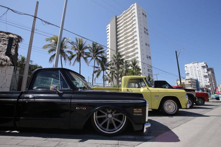Decenas de camionetas y autos se exhiben en la Ruta 15 Fest, en Mazatlán
