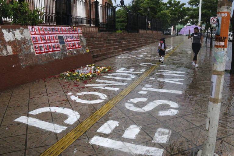 Con protesta en Palacio de Gobierno y pega de pancartas en Catedral conmemoran en Culiacán Día Desaparición Forzada