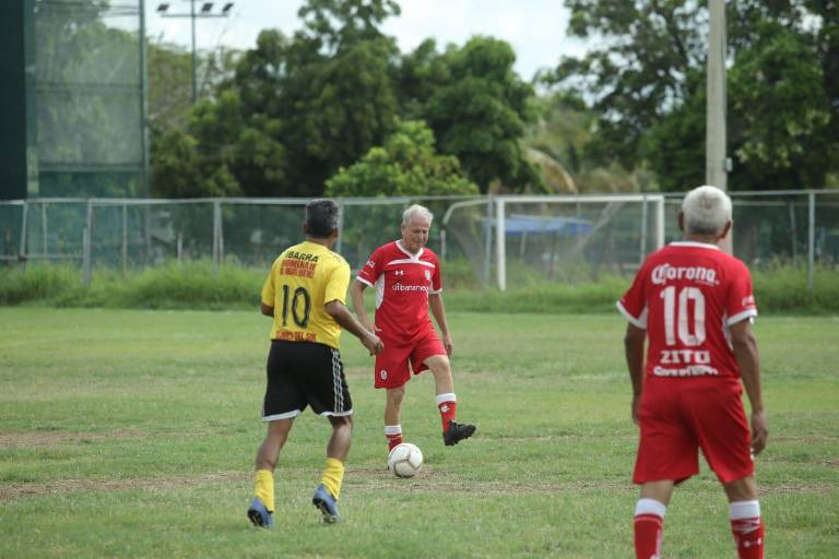 El líder Amigos del Muralla no pasa del empate ante Clínica del Sol en la Veteranos Platino