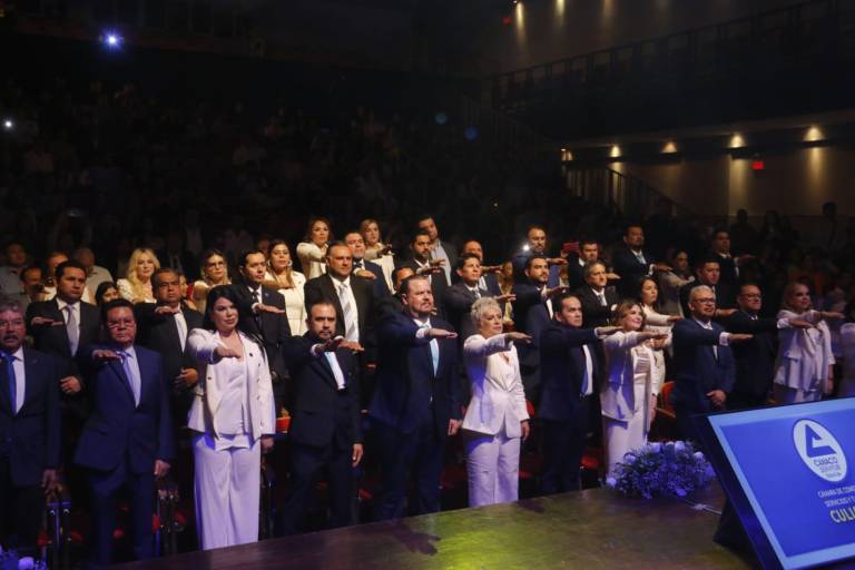 Gobernador de Sinaloa toma protesta a nueva presidenta de Canaco Culiacán