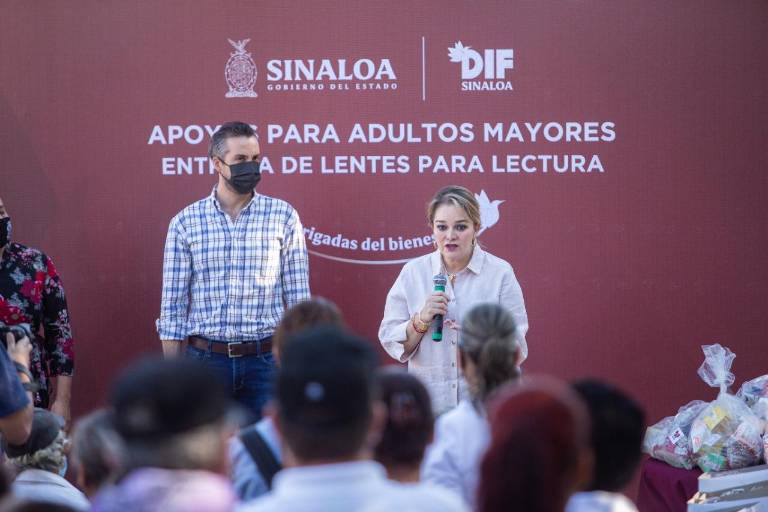 Adultos mayores reciben apoyo