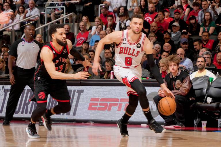 Zach LaVine guía la remontada ante Raptors para mantener con vida a Bulls