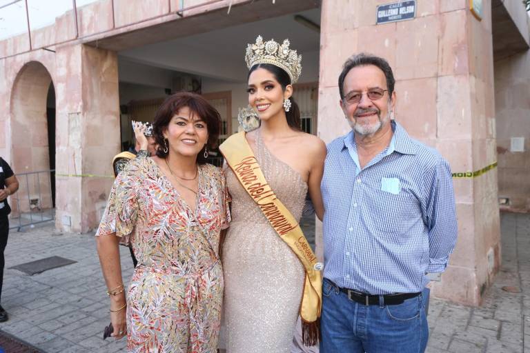 Disfrutan mazatlecos de la elección de Víctor Quiroz y Melanie Alarcón