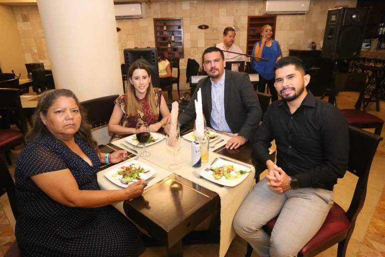 Protagonizan abogados una cena para celebrar su día
