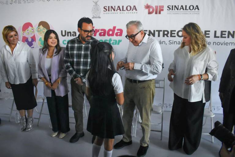Niñas y niños de secundaria de Culiacán reciben lentes de aumento