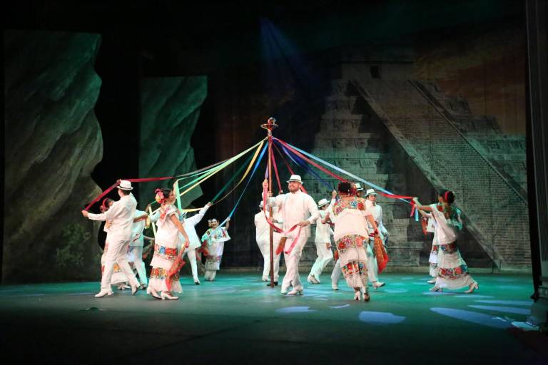 Honran las tradiciones mexicana en el espectáculo Vientos del Sur