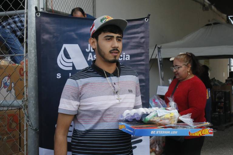 Reciben músicos, meseros y eventistas de Culiacán despensas y juguetes