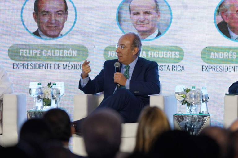 Llama Felipe Calderón a dejar la apatía porque la democracia en México está a punto de caer