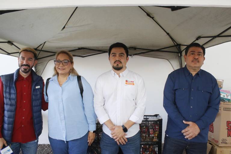 Reciben músicos, meseros y eventistas de Culiacán despensas y juguetes
