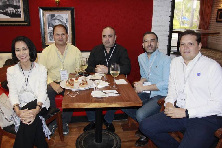 Realizan primer encuentro de egresados del IPADE