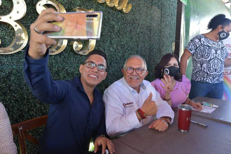 Entrega comunidad LGBTQ+ iniciativa a ‘El Químico’ Benítez