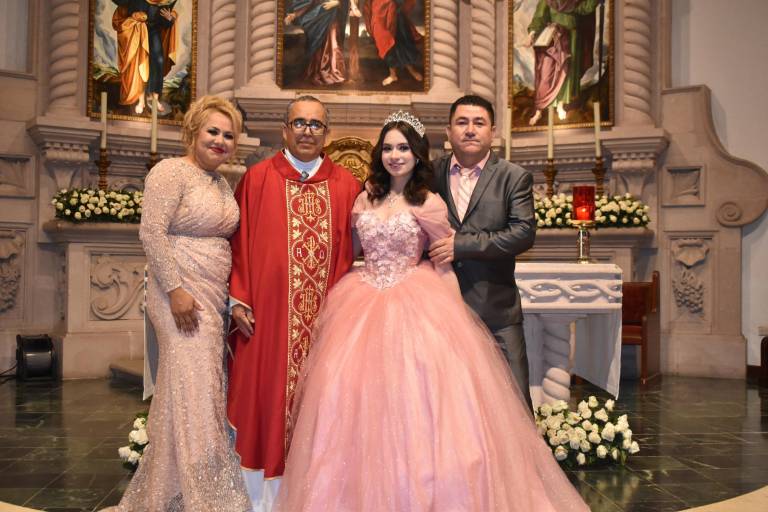Es Estefany Sánchez una bella quinceañera