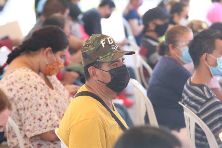 Con largas filas inicia último día de vacunación para jóvenes de 18 a 29 años en Mazatlán