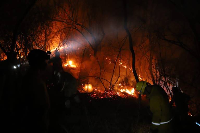 Por incendio sin control en El Magistral evacuan a 35 habitantes