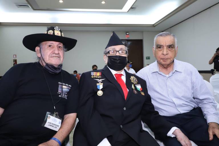 Tienen Convención de Paracaidistas Militares, Marinos y Deportivos en el puerto