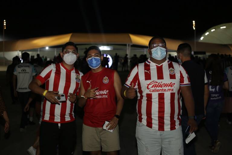 Disfrutan porteños del encuentro de Mazatlán FC y Chivas en el Kraken