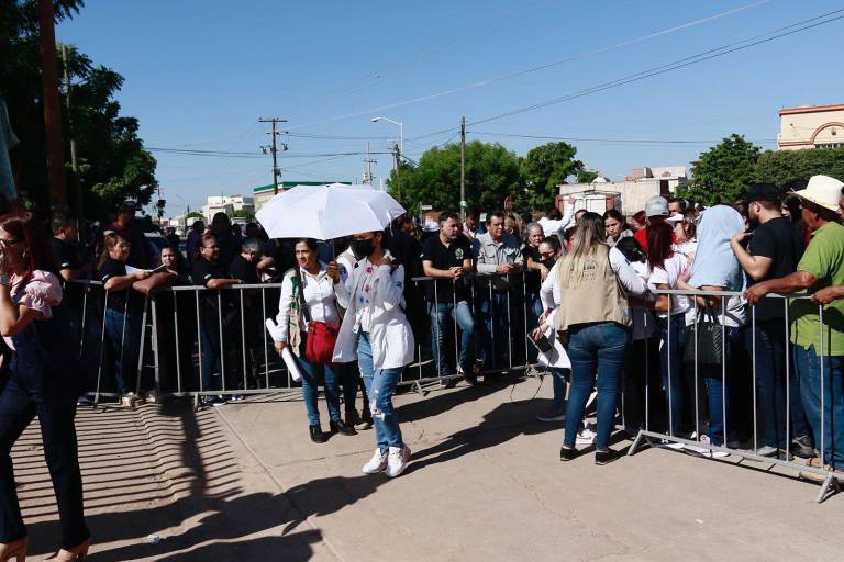 En Guamúchil, población se aglomera a la espera de la llegada de AMLO