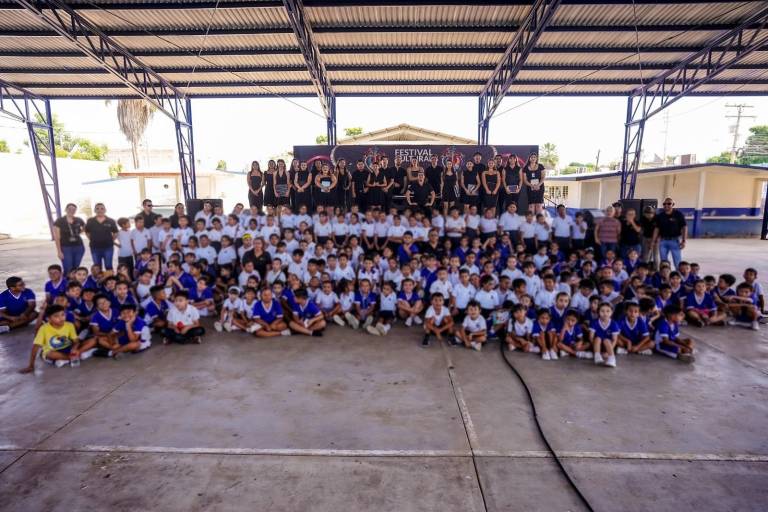 Coro Guillermo Sarabia pone a cantar y bailar a alumnos de la Primaria Jesús García