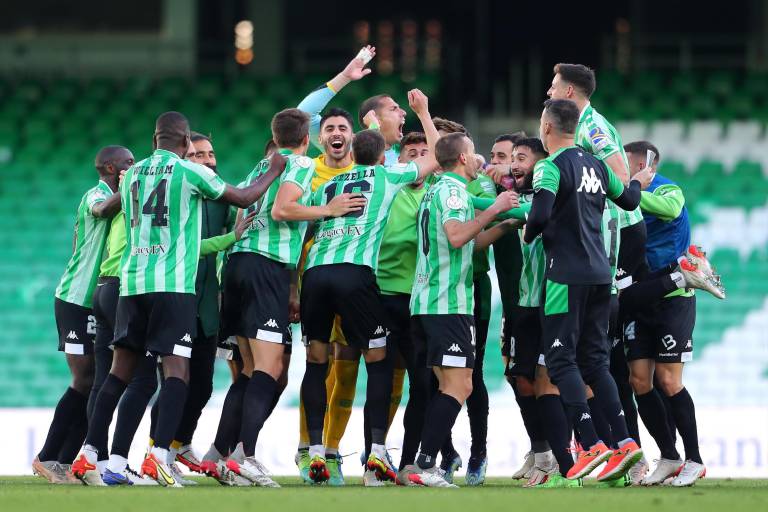 El Betis se mete a cuartos de final de la Copa del Rey, tras reanudar este domingo su duelo ante el Sevilla