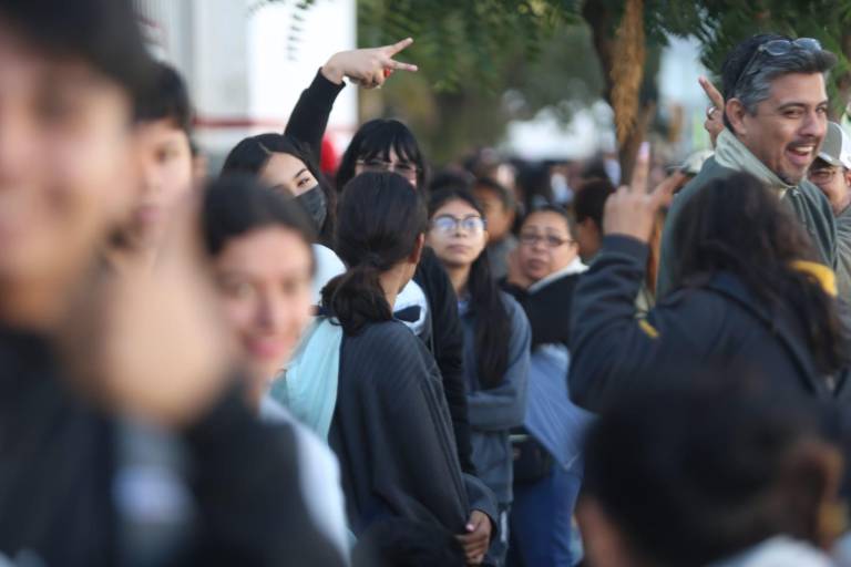 Cientos hacen fila para tramitar Beca Benito Juárez en Mazatlán