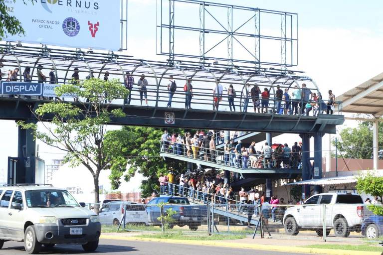Jóvenes en Mazatlán hacen ‘fila kilométrica’ para la vacuna contra el Covid-19; llega hasta el puente peatonal de Ejército Mexicano