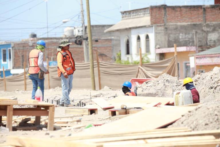 Trabajan en la construcción pese a altas temperaturas en Mazatlán