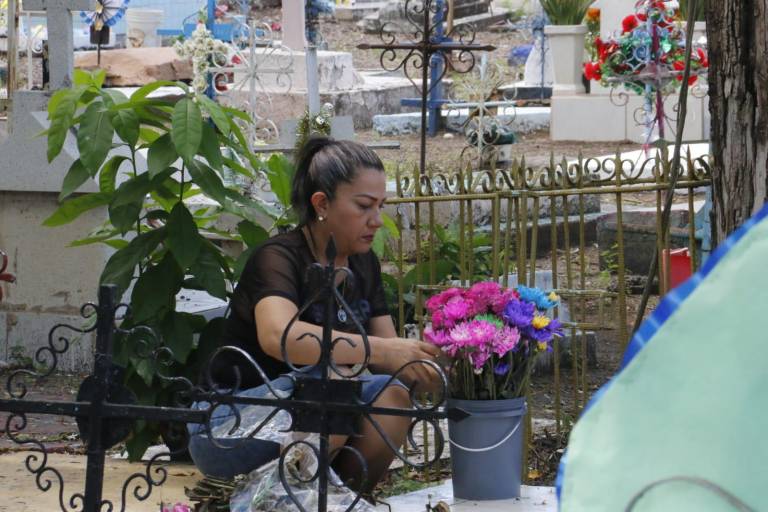 En el Panteón Civil de Culiacán, los angelitos reciben a sus padres