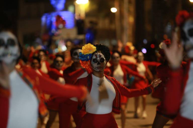 Disfrutan mazatlecos del desfile de Día de Muertos en Olas Altas