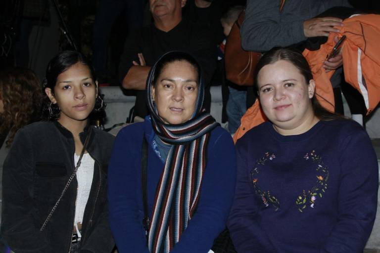 Disfrutan familias concierto navideño con la OSSLA