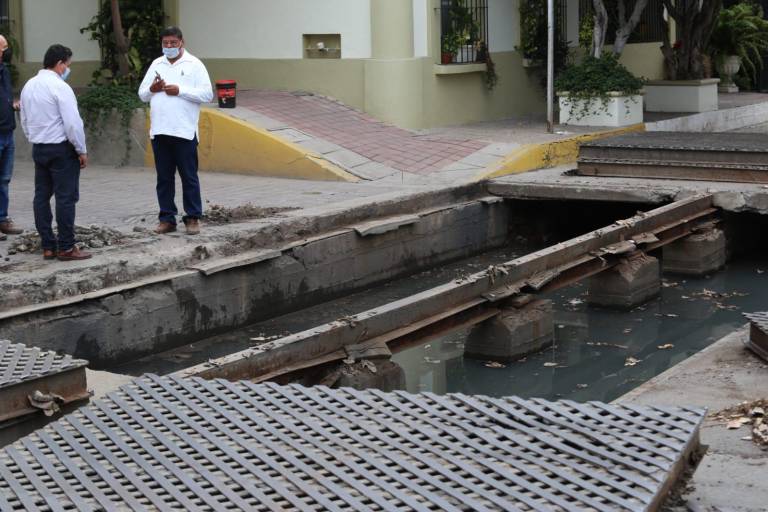 En Mazatlán cierran por horas Calle Belisario Domínguez; dan mantenimiento a rejillas del colector Roosevelt