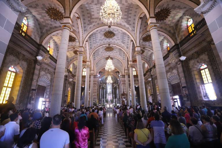 Renuevan presbíteros promesas sacerdotales y bendicen los óleos y el Santo Crisma