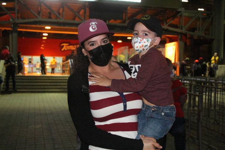 En la casa guinda se vive la pasión del beisbol en la Serie Final