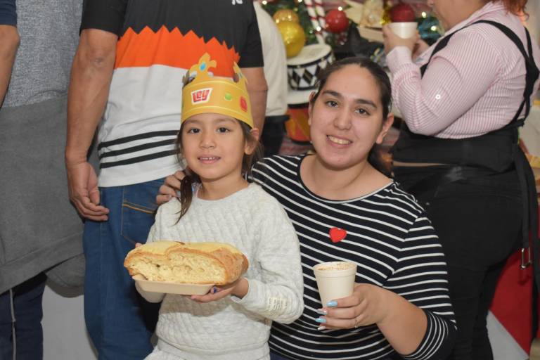 Degustan clientes de Grupo Ley su tradicional Rosca de Reyes