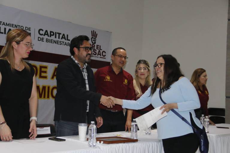 Entregan apoyos económicos a trabajadores del estado en el Stasac, en Culiacán