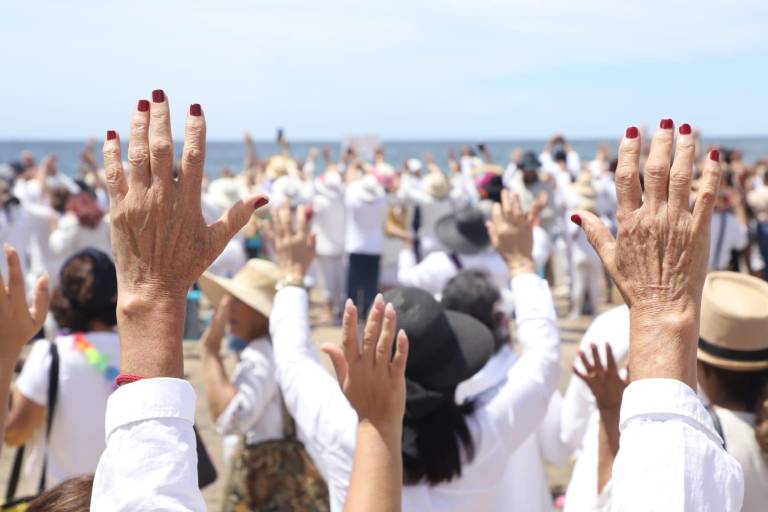 Saludan al Sol en la zona arqueológica de Las Labradas