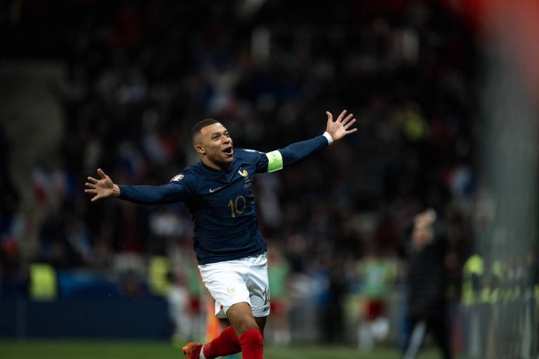 Jugadores franceses defienden a Mbappé tras ser captado en fiesta