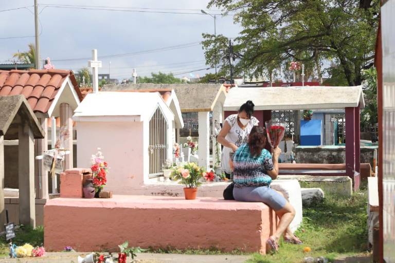 Acuden cientos de personas a panteones de Mazatlán por celebración del Día del Padre