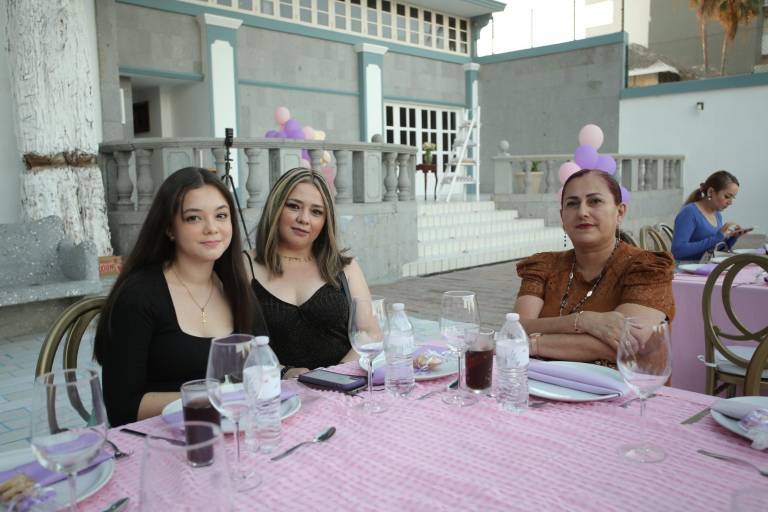 Rosalinda en la dulce espera de una princesa