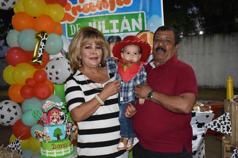 Julián Darío Delgado Gil festeja desde la granja