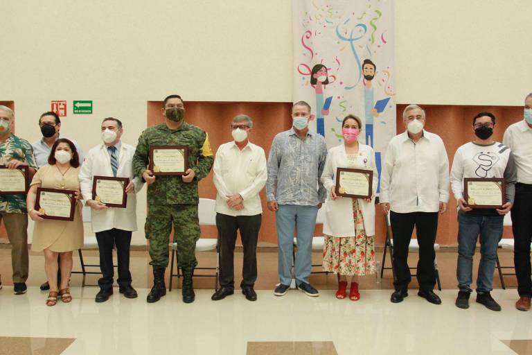 Reconocen la trayectoria y labor de 19 médicas y médicos sinaloenses en su día