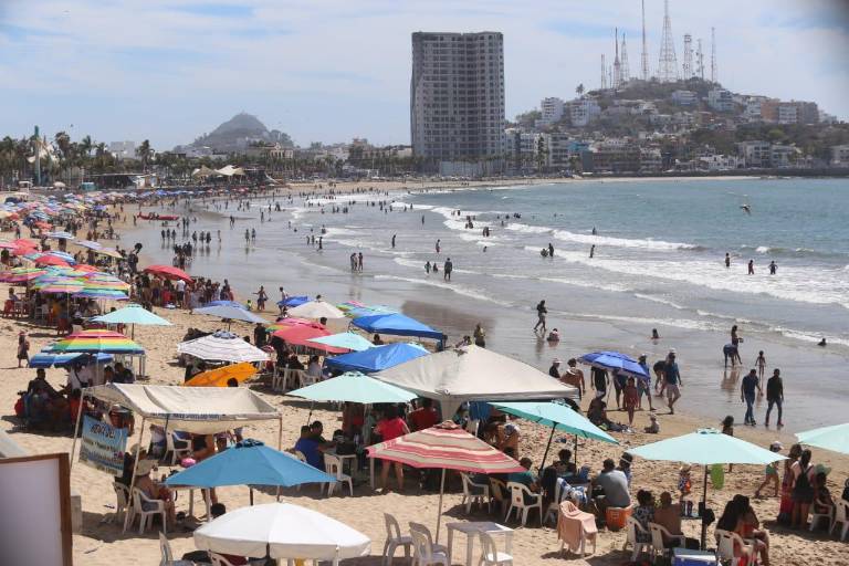 Se llenan playas de Mazatlán con los primeros vacacionistas