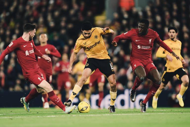 Raúl Jiménez es titular en el empate de Wolves ante Liverpool