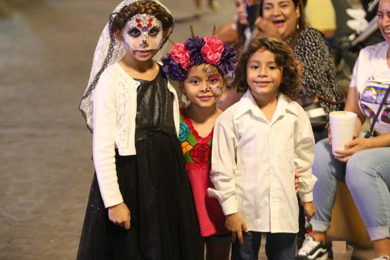 Disfrutan mazatlecos del desfile de Día de Muertos en Olas Altas