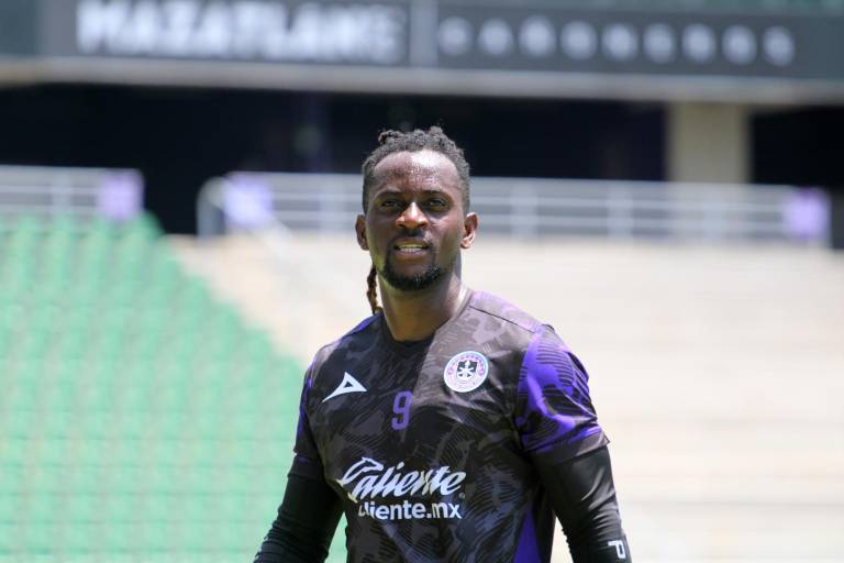 Aké Loba, de Mazatlán FC, tiene fractura del peroné izquierdo