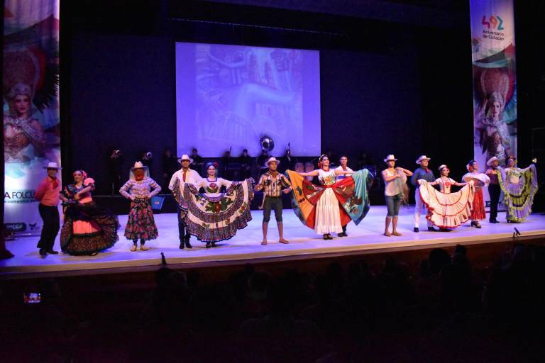 Vibra el público con el espectáculo ‘Sinaloa, tierra fértil de danzantes’