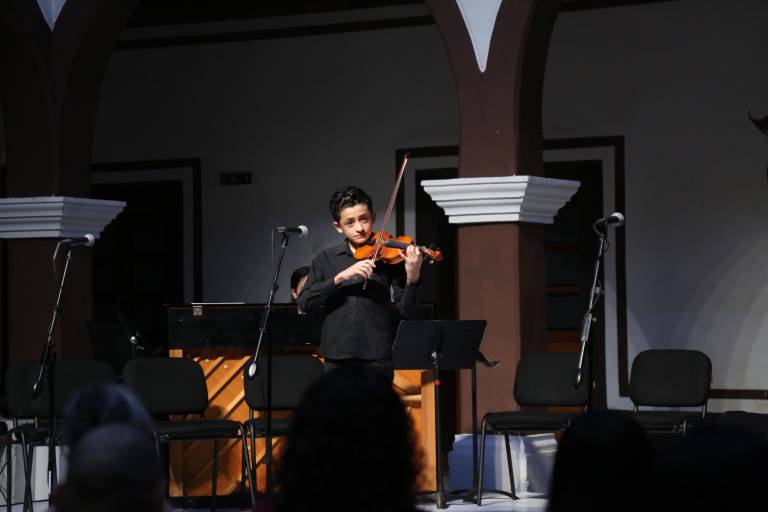 Estudiantes de música ofrecen recitales de violín y percusiones
