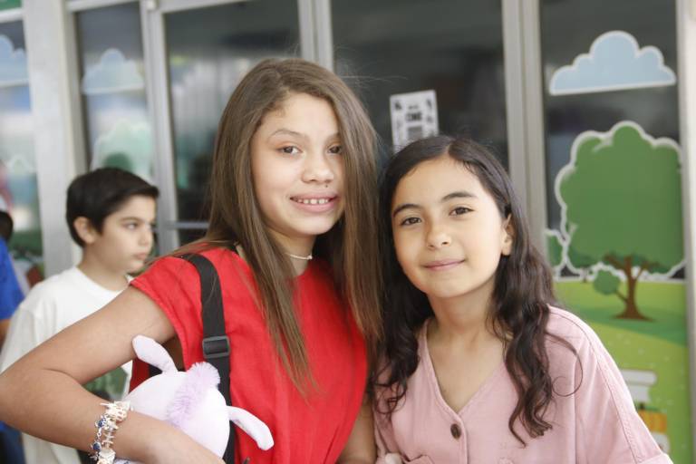 Ríen, juegan y bailan niños del Senda en su día