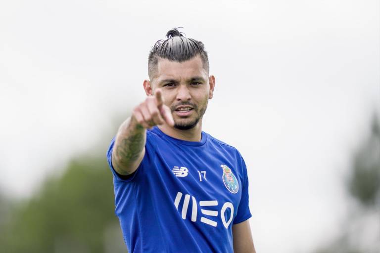 Tecatito Corona está cerca de llegar al Sevilla de España, afirman medios portugueses