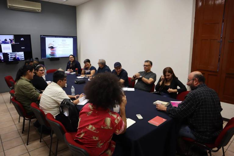 Imparte Eduardo Antonio Parra cátedra en cuento en El Colegio de Sinaloa